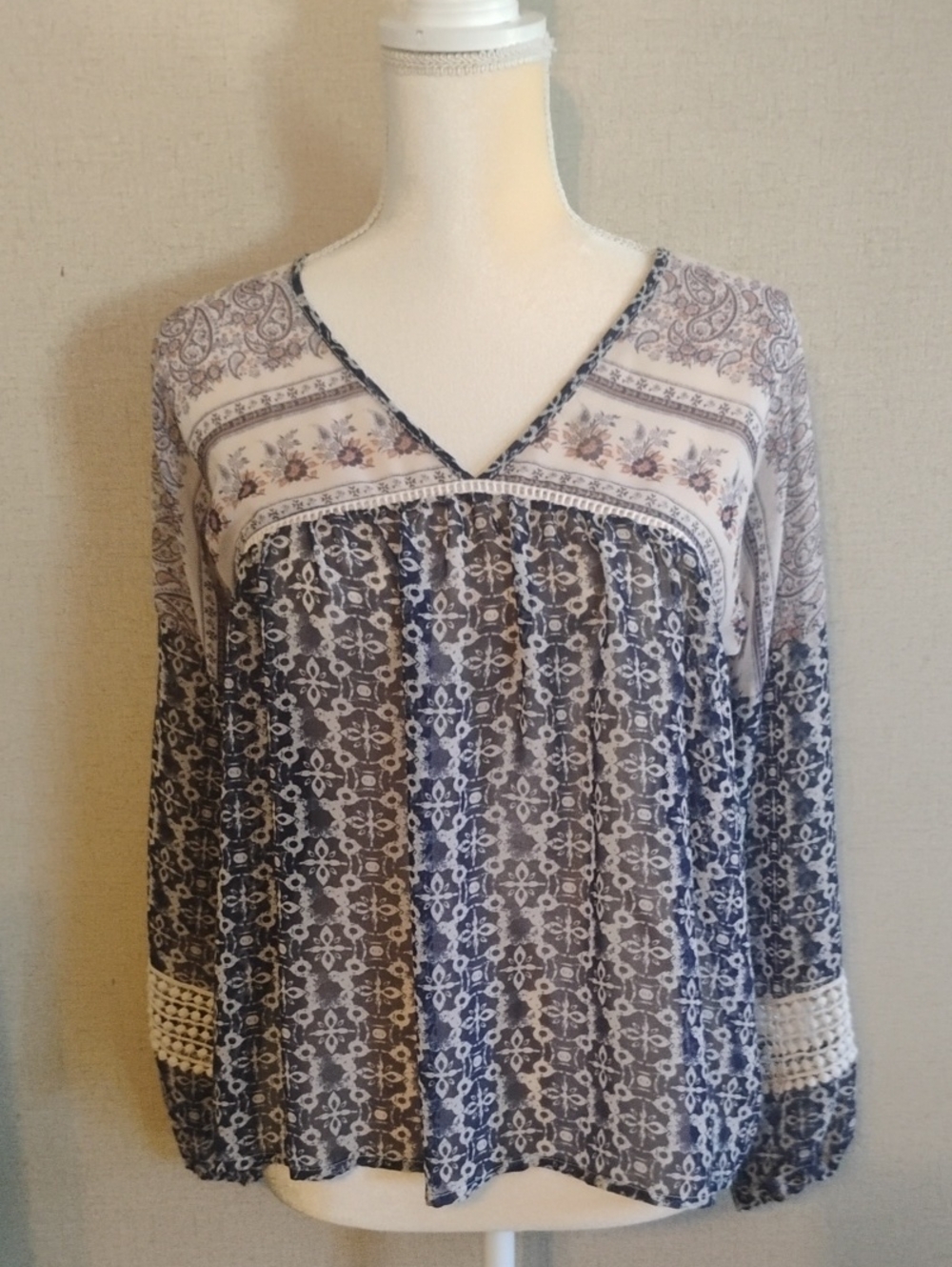 5/$20 XS Maurices blue paisley long-sleeve Navy and White V-Neck  Tunic Top